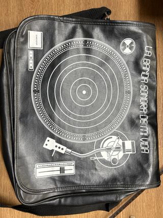 Bandolera negra con diseño de tocadiscos