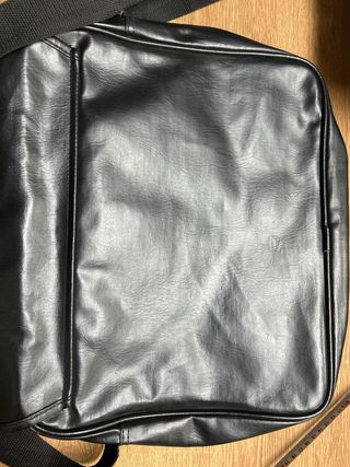 Bandolera negra con diseño de tocadiscos