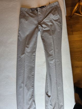 Pantalón chino gris