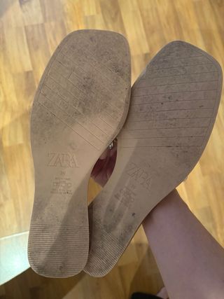 Sandalias Zara transparentes con adornos dorados T