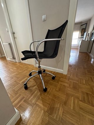 Silla de oficina ergonómica negra