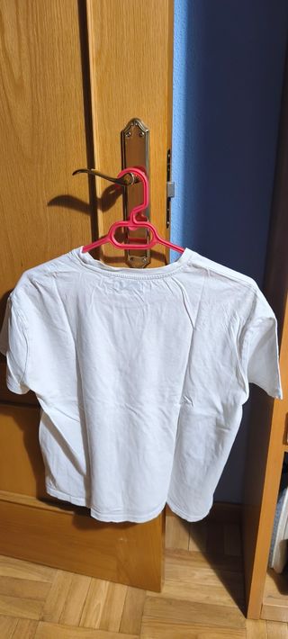Camiseta blanca con texto rosa