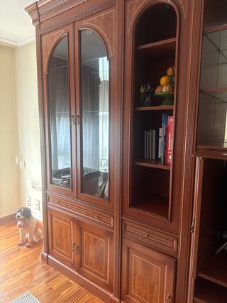 Mueble de madera y cristal