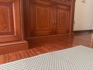 Mueble de madera y cristal