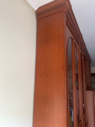 Mueble de madera y cristal