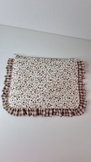 Funda iPad o libro con volantes