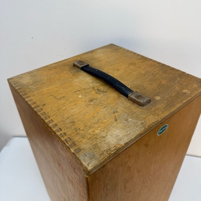 Custodia per microscopio in legno con serratura