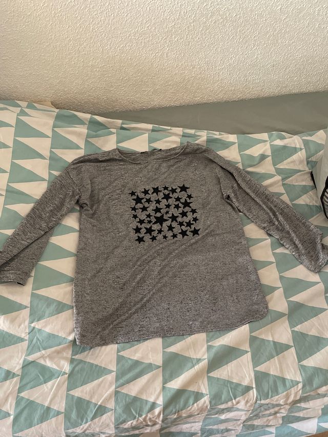 Camisa gris con estampado de estrellas negras