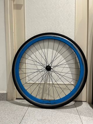 Rueda delantera de bicicleta azul