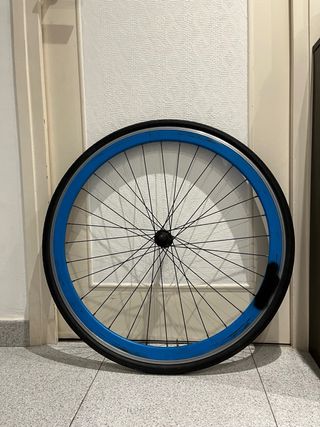 Rueda delantera de bicicleta azul