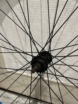 Rueda delantera de bicicleta azul