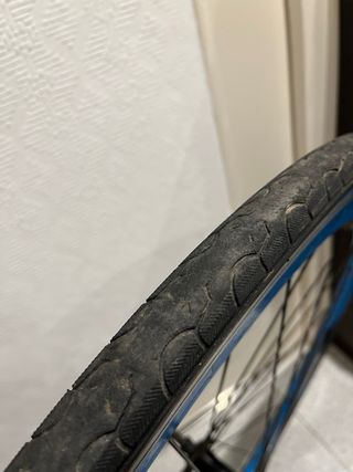 Rueda delantera de bicicleta azul