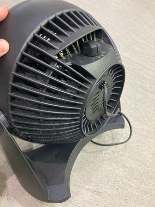Ventilador negro con soporte