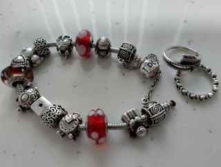 Pulsera Pandora con charms y 2 anillos