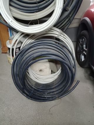 Material fontanería tubería negra y blanca