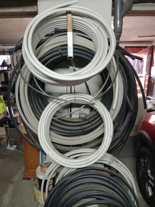 Material fontanería tubería negra y blanca