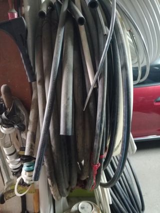 Material fontanería tubería negra y blanca
