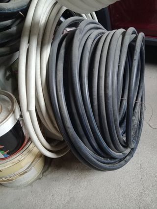 Material fontanería tubería negra y blanca