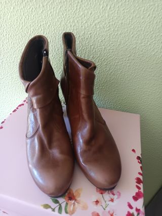 Botines de piel marrón