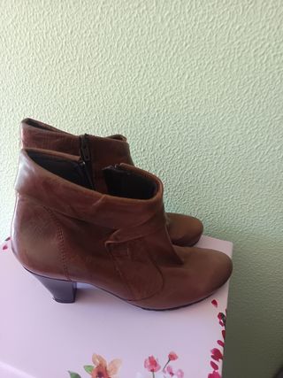 Botines de piel marrón