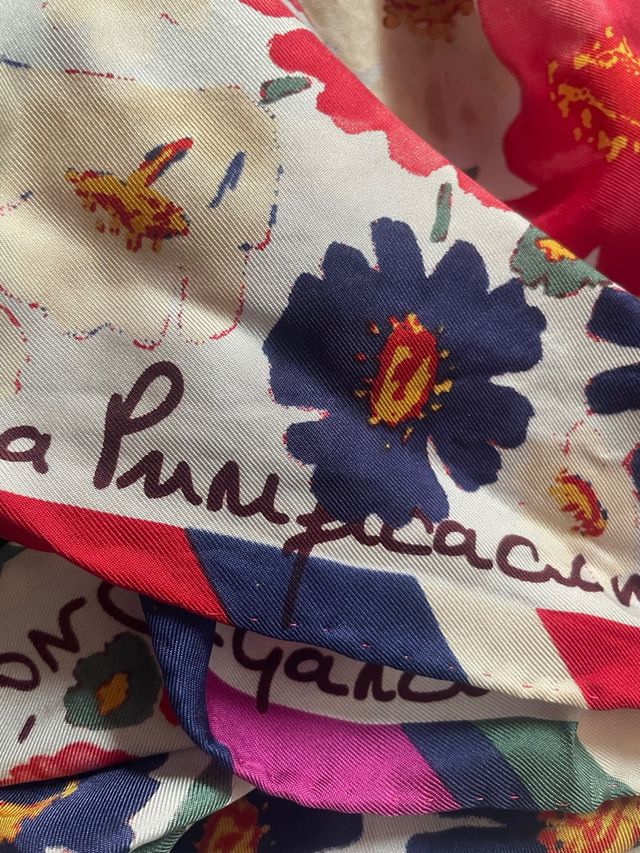 Pañuelo Purificación García estampado flores