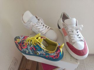 Zapatillas deportivas multicolor y blancas