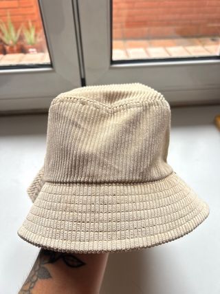 Gorro bucket Pull&Bear beige pana