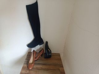 Botas altas negras y zapatos marrones