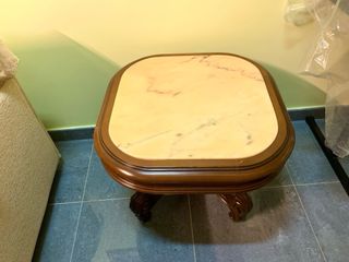 Mesa de salón baja de mármol y madera