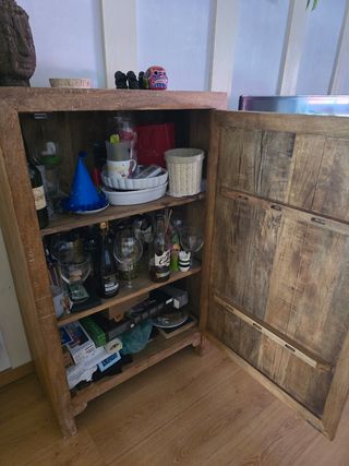 Mueble de madera estilo indio tallado