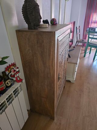 Mueble de madera estilo indio tallado
