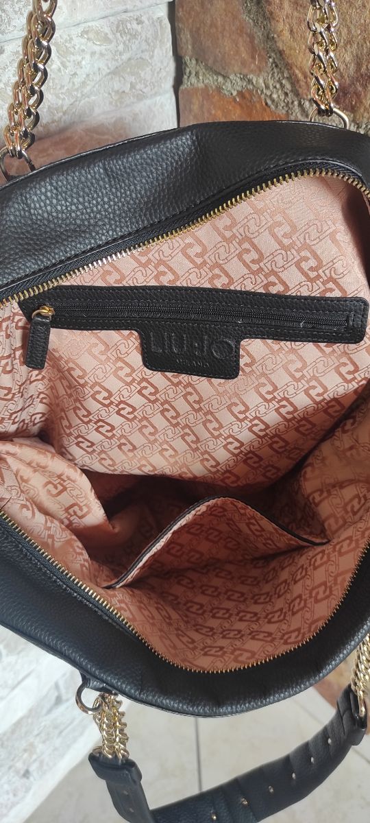 Bauletto Liu Jo nero con charm dorato