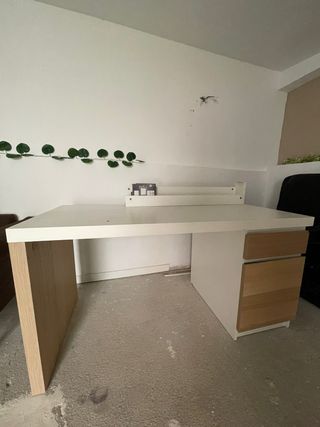 Escritorio blanco y madera