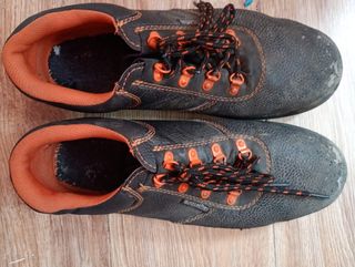 Zapatos de seguridad negros y naranjas