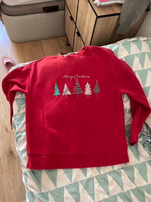 Sudadera roja con árboles de Navidad