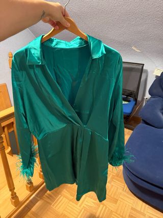 Vestido satinado verde con plumas