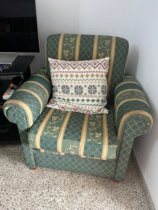 Juego de sofá y dos sillones.