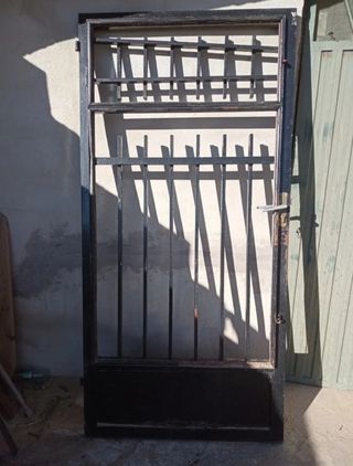 Puerta de hierro con reja