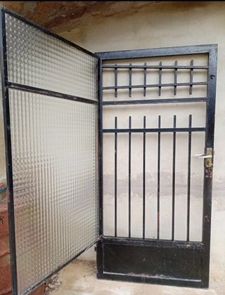 Puerta de hierro con reja