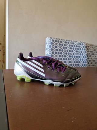Botas de fútbol Adidas moradas y verdes
