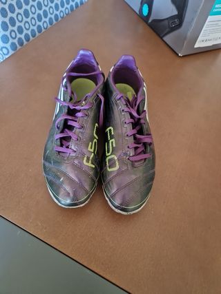 Botas de fútbol Adidas moradas y verdes