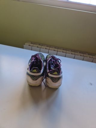 Botas de fútbol Adidas moradas y verdes