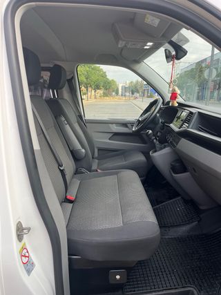 Volkswagen Caravelle 2023