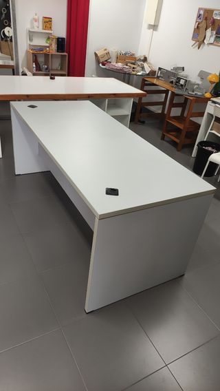 Mesa de oficina gris
