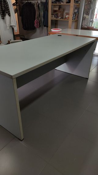 Mesa de oficina gris