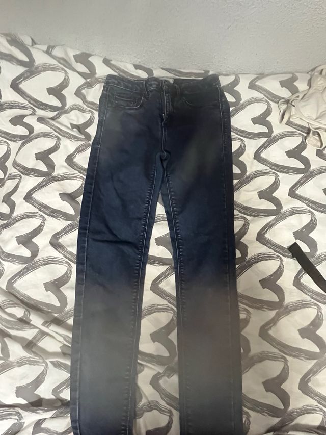 Jeans azules y grises