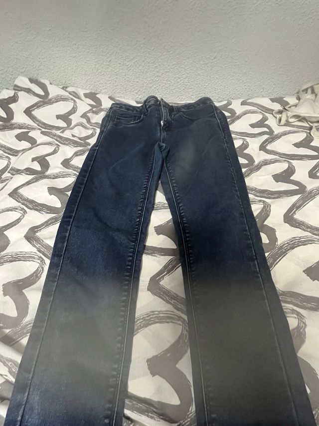 Jeans azules y grises