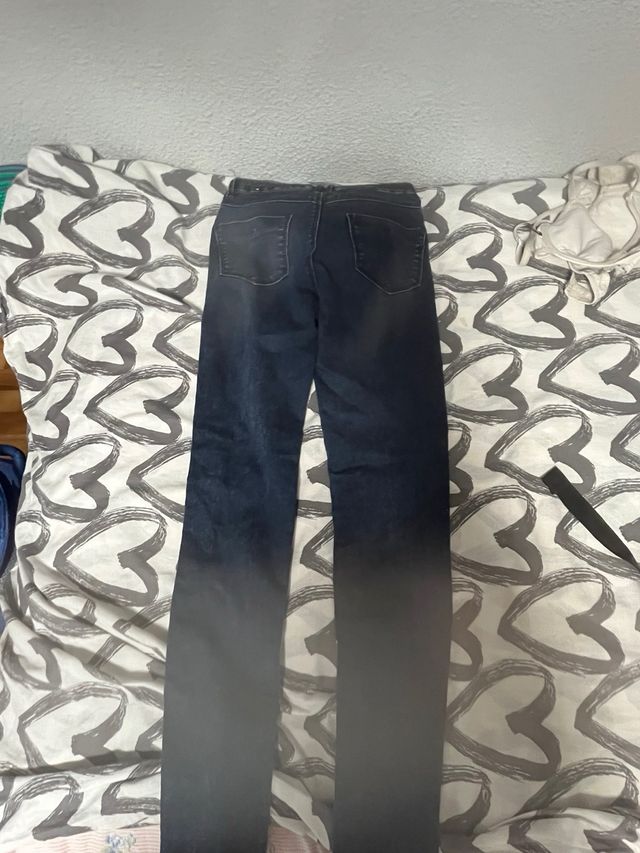 Jeans azules y grises