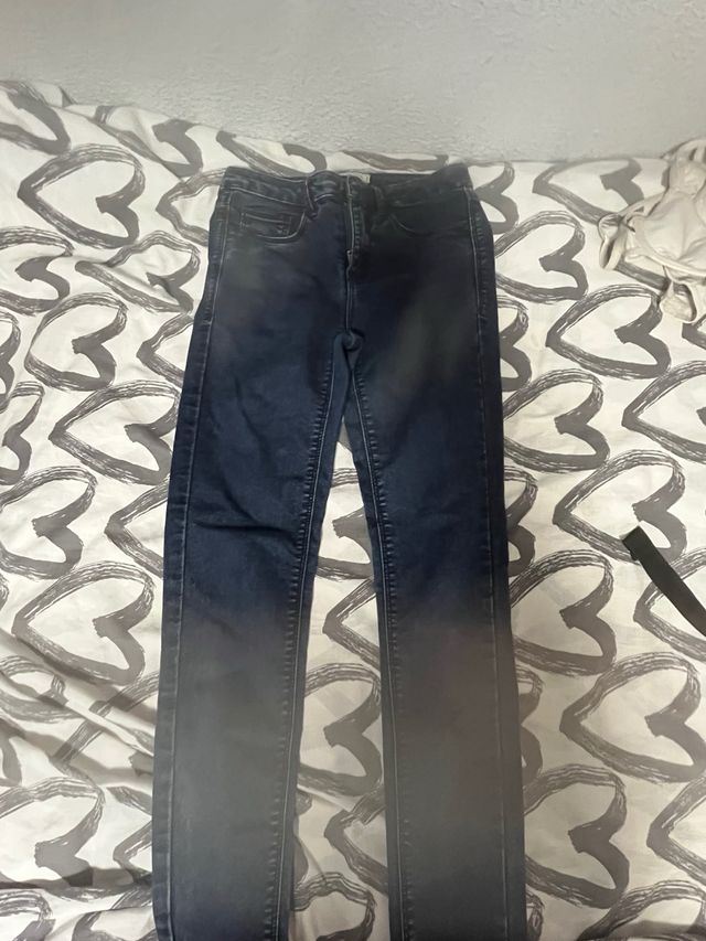 Jeans azules y grises