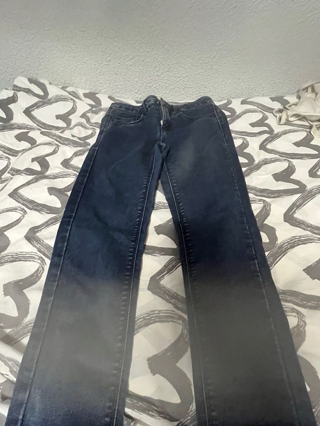 Jeans azules y grises